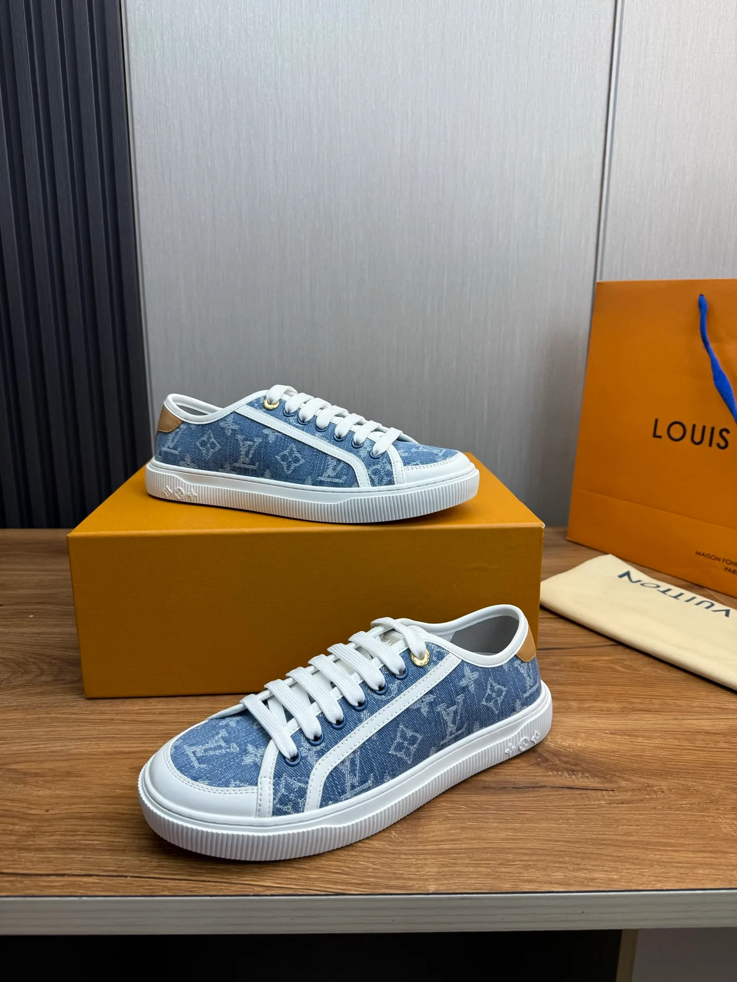 Men's shoes 💰600💰 LV. Hot sale at the counter 🔥Couple canvas shoes 👩‍❤️‍👨 Official website synchronization, original brand printed fabric + original original sole, 36-45 (40 for women, 38.45 for men, custom-made, non-refundable)